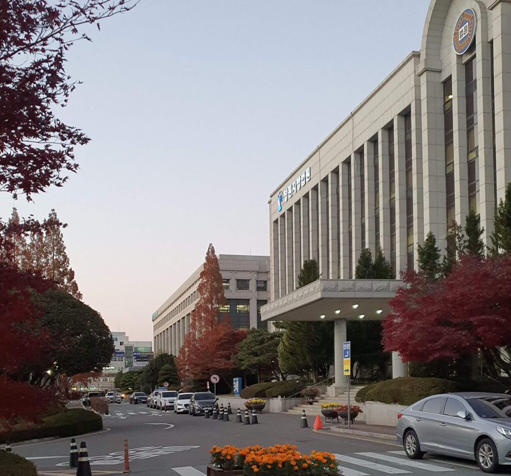 송달료 납부하고 지급명령신청을 하고 법원 건물 밖을 촬영한 이미지