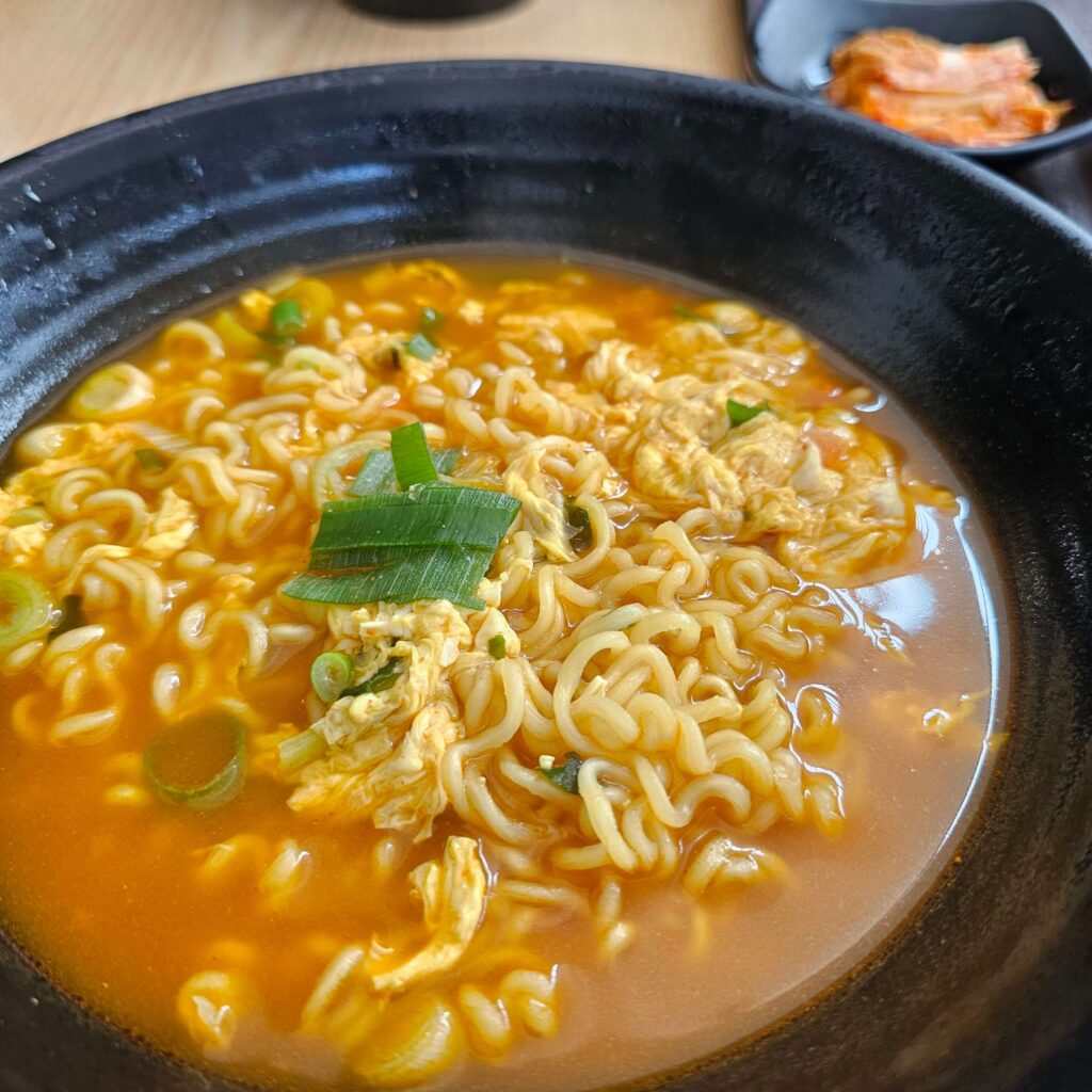 그릇에 담겨 있는 라면