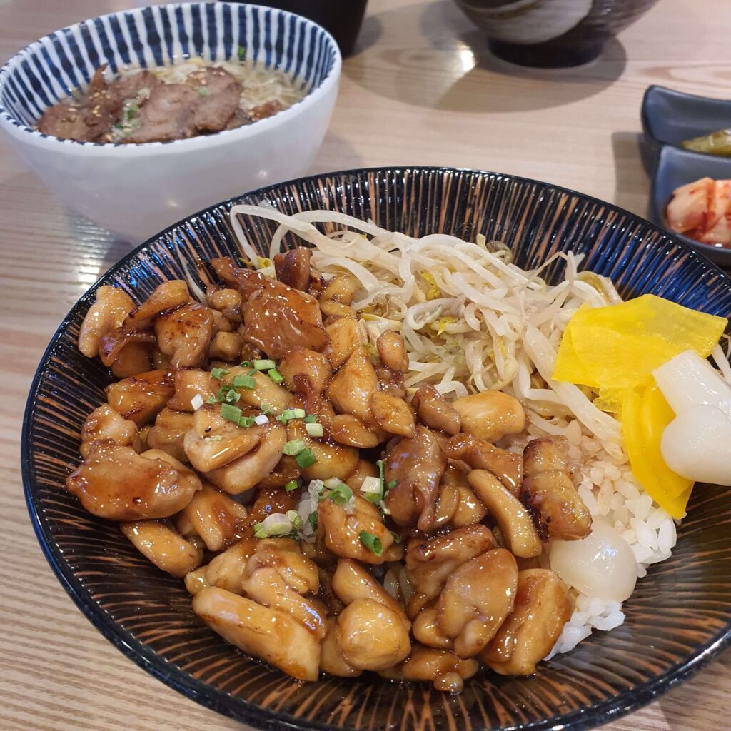 식당에서 주문한 키친덮밥