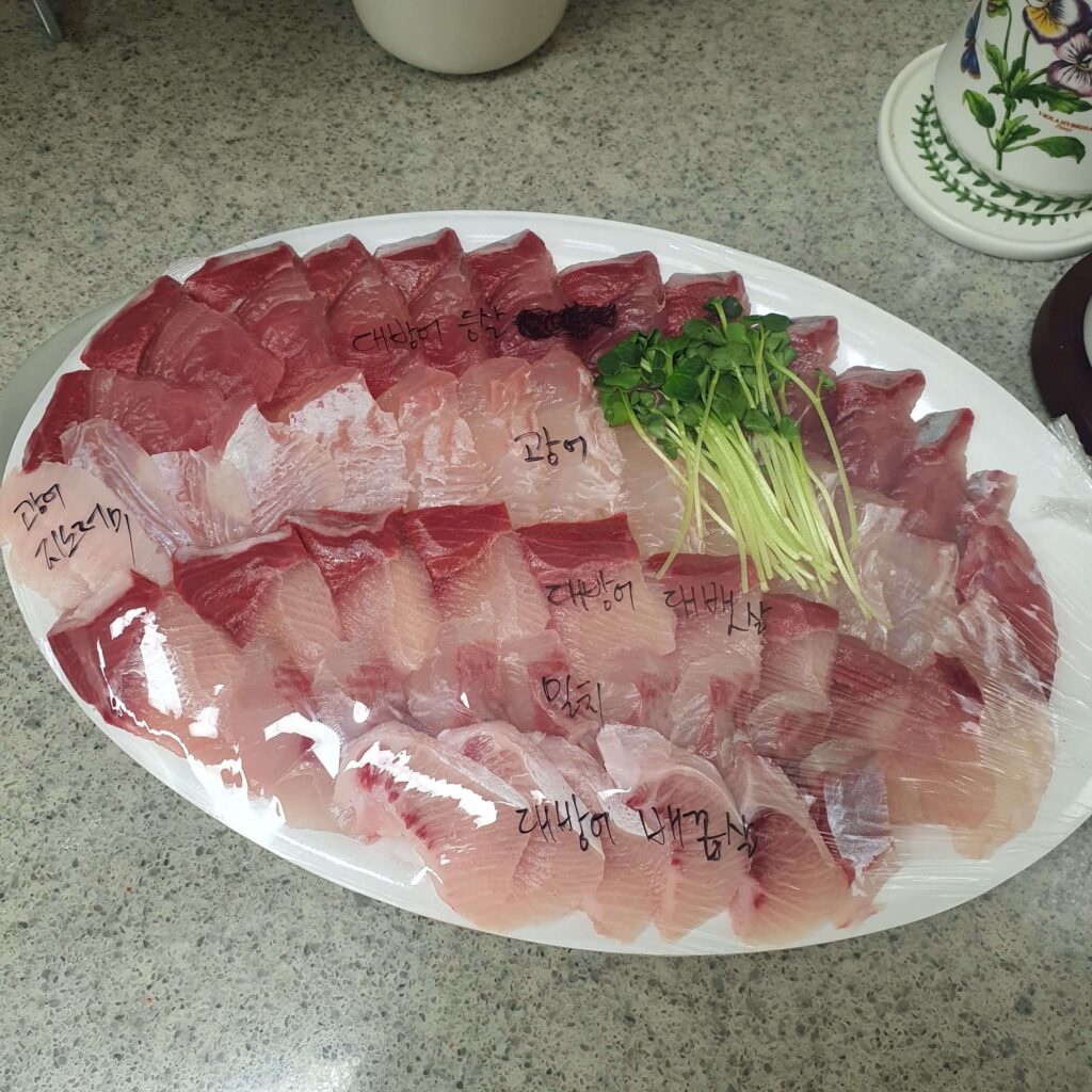 배달앱으로 결제한 포장음식 모듬회 사진