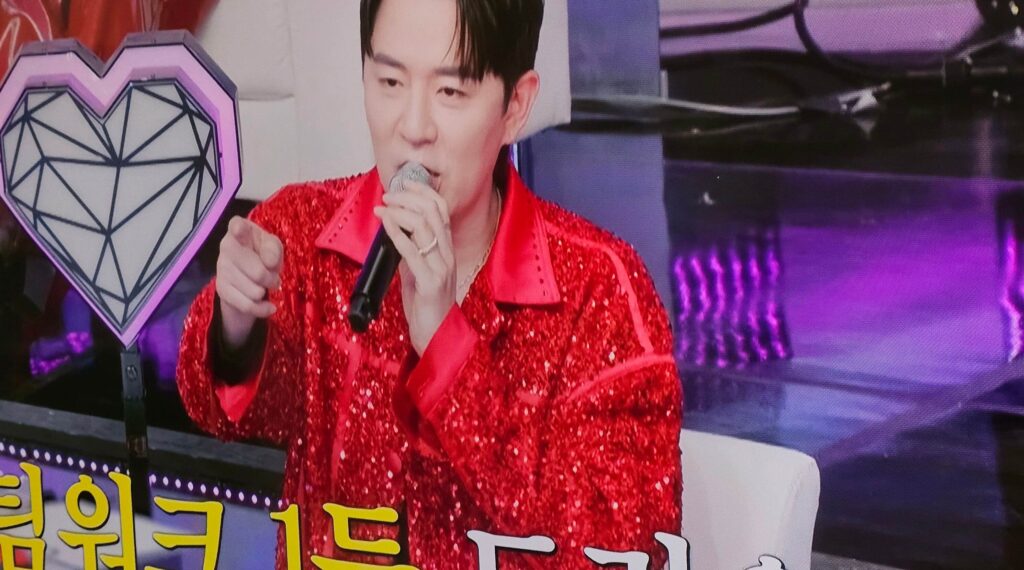 미스트롯4 tv화면에 진행자 붐이 나오는 장면을 스마트폰으로 촬영한 이미지