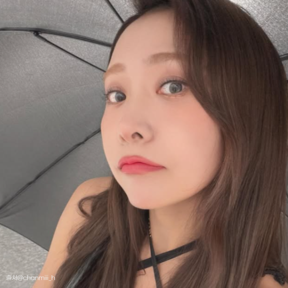 우산을 쓴 허찬미 셀카 사진